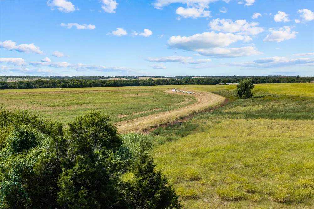 4562 hwy 77 Chilton, TX 76632