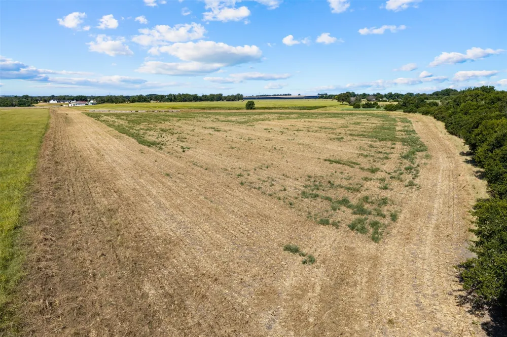 4562 hwy 77 Chilton, TX 76632