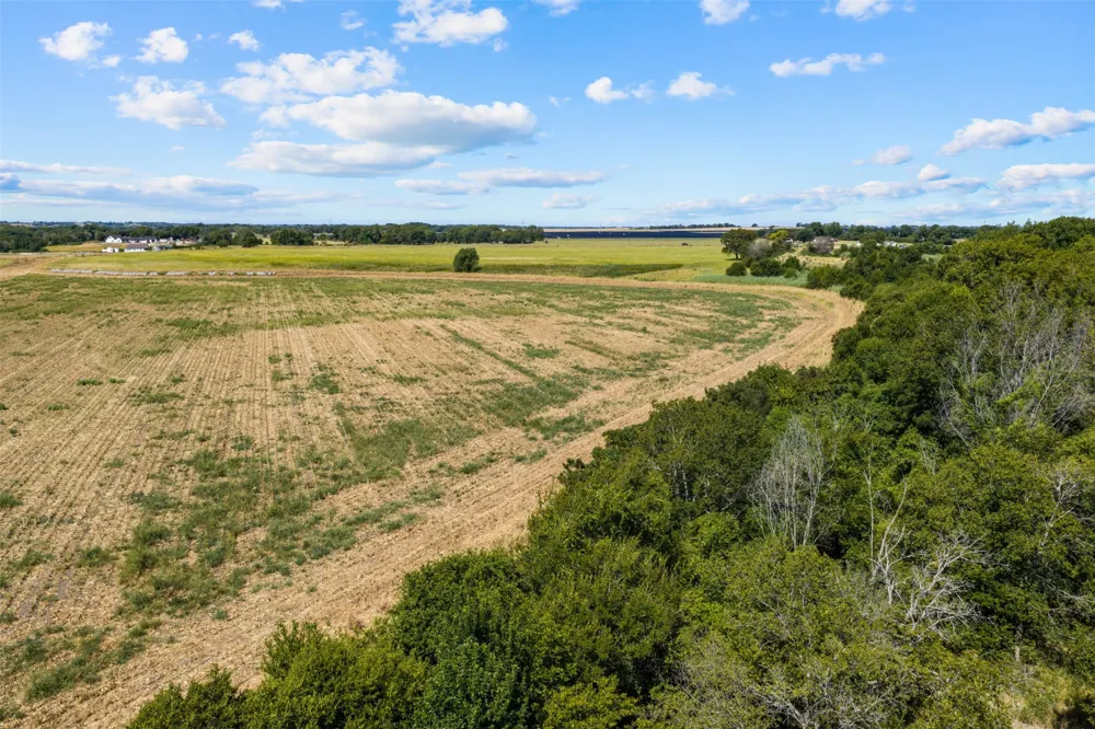 4562 hwy 77 Chilton, TX 76632