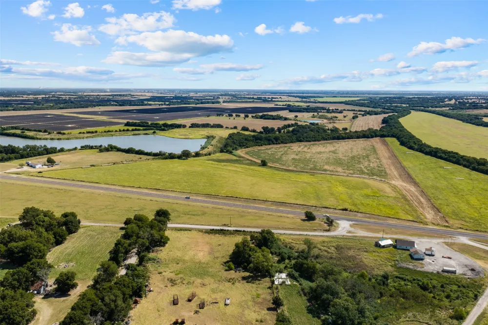 4562 hwy 77 Chilton, TX 76632