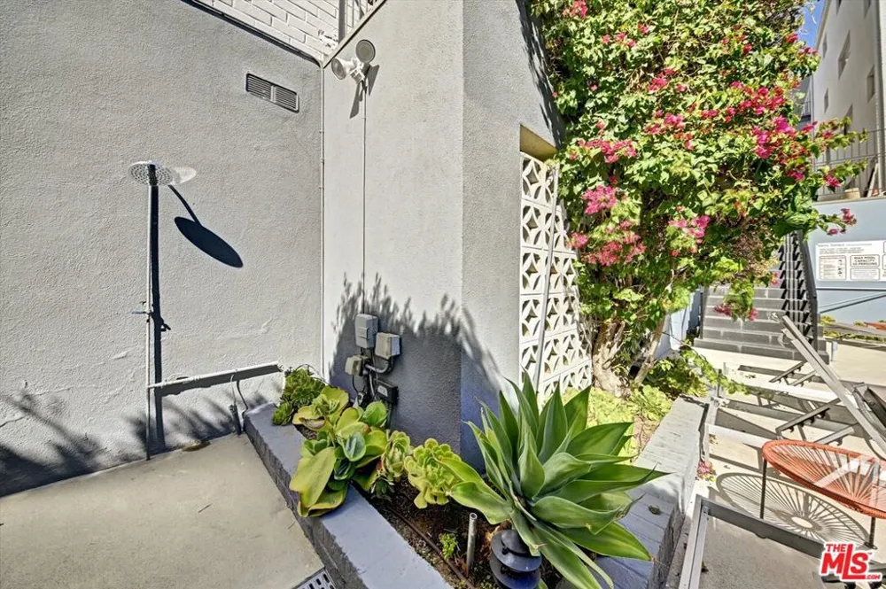 7560 Hollywood Boulevard #106 Los Angeles, CA 90046