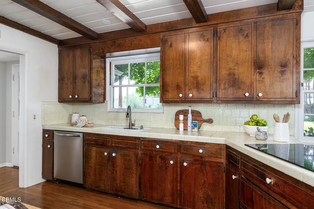 4748 La Canada Boulevard La Canada Flintridge, CA 91011