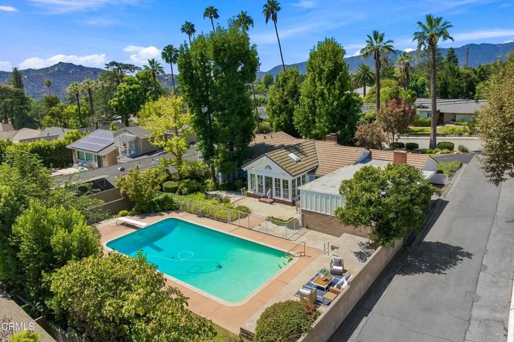 4748 La Canada Boulevard La Canada Flintridge, CA 91011