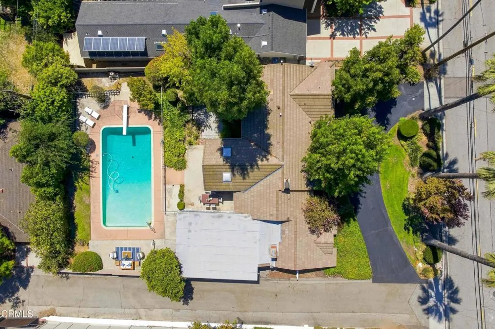 4748 La Canada Boulevard La Canada Flintridge, CA 91011