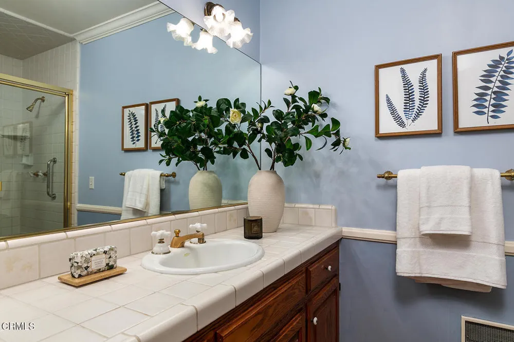 4748 La Canada Boulevard La Canada Flintridge, CA 91011