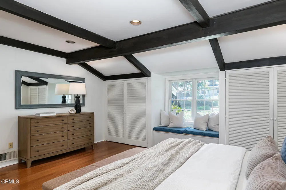 4748 La Canada Boulevard La Canada Flintridge, CA 91011