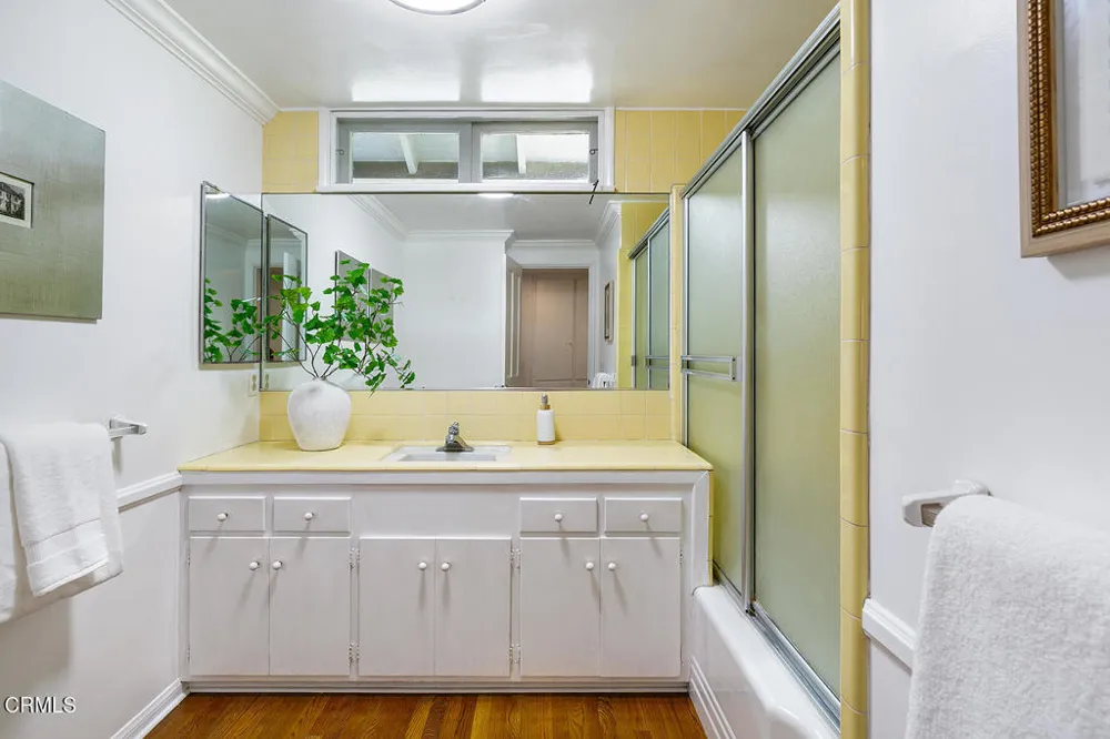 4748 La Canada Boulevard La Canada Flintridge, CA 91011