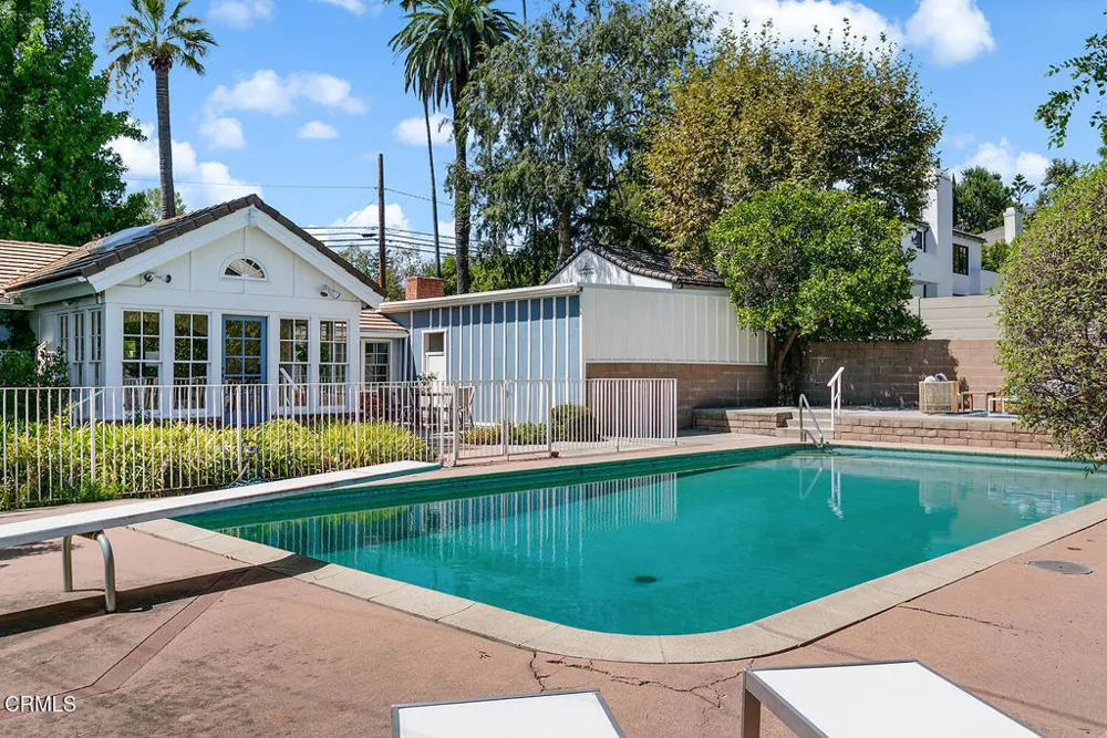 4748 La Canada Boulevard La Canada Flintridge, CA 91011