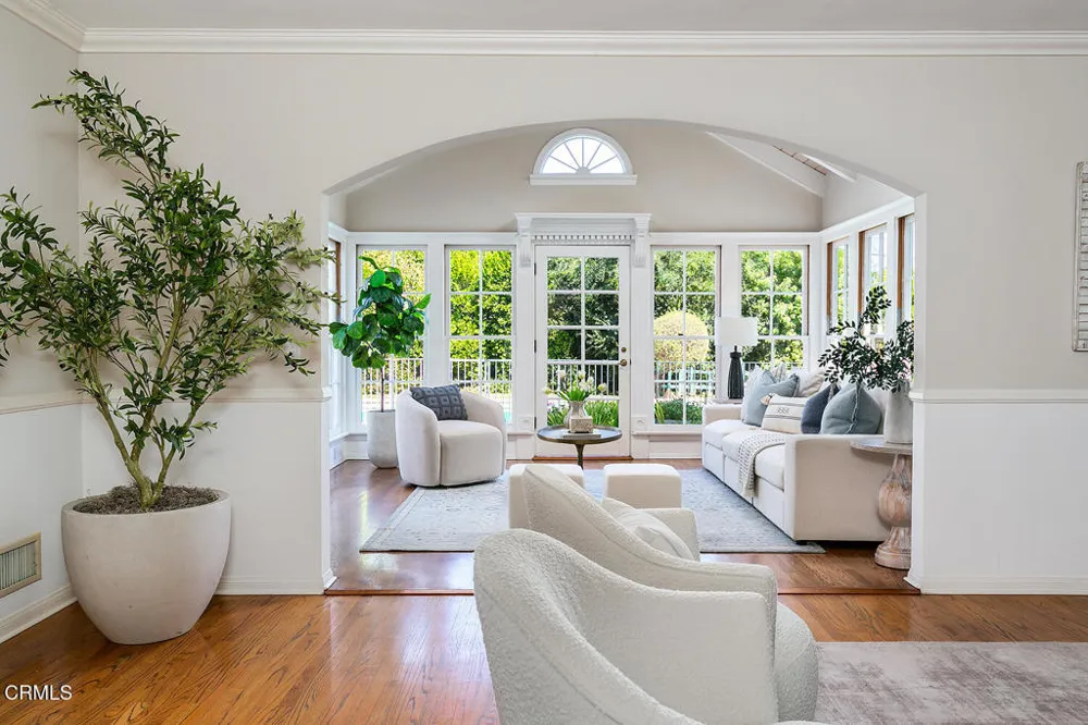 4748 La Canada Boulevard La Canada Flintridge, CA 91011