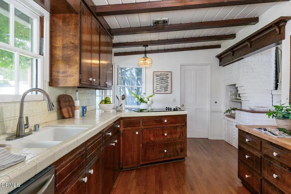 4748 La Canada Boulevard La Canada Flintridge, CA 91011