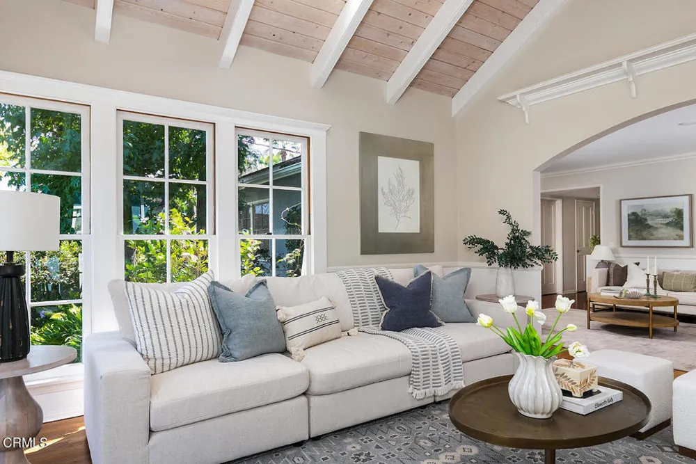 4748 La Canada Boulevard La Canada Flintridge, CA 91011