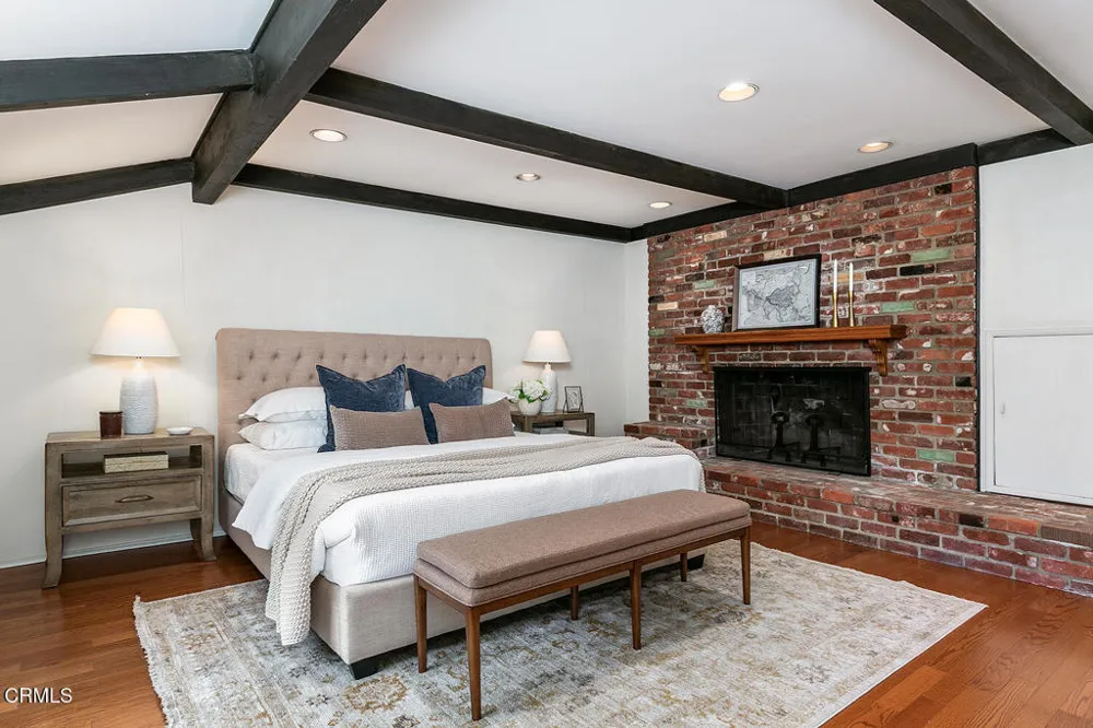 4748 La Canada Boulevard La Canada Flintridge, CA 91011