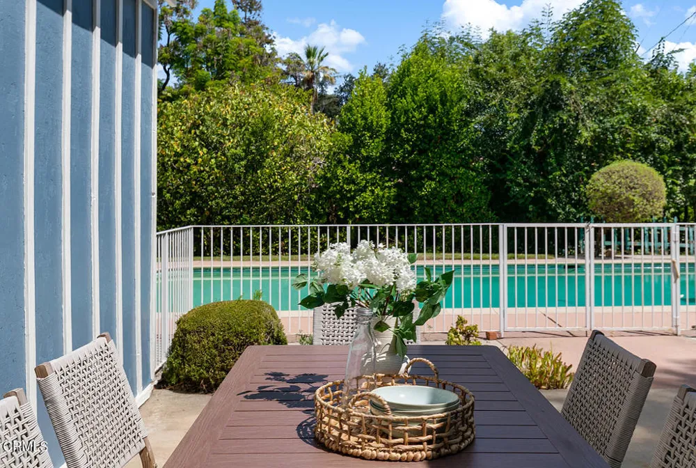 4748 La Canada Boulevard La Canada Flintridge, CA 91011