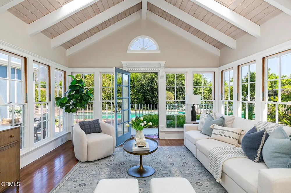 4748 La Canada Boulevard La Canada Flintridge, CA 91011
