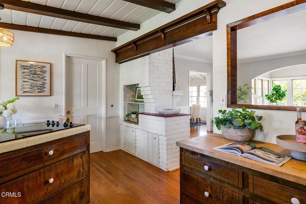 4748 La Canada Boulevard La Canada Flintridge, CA 91011