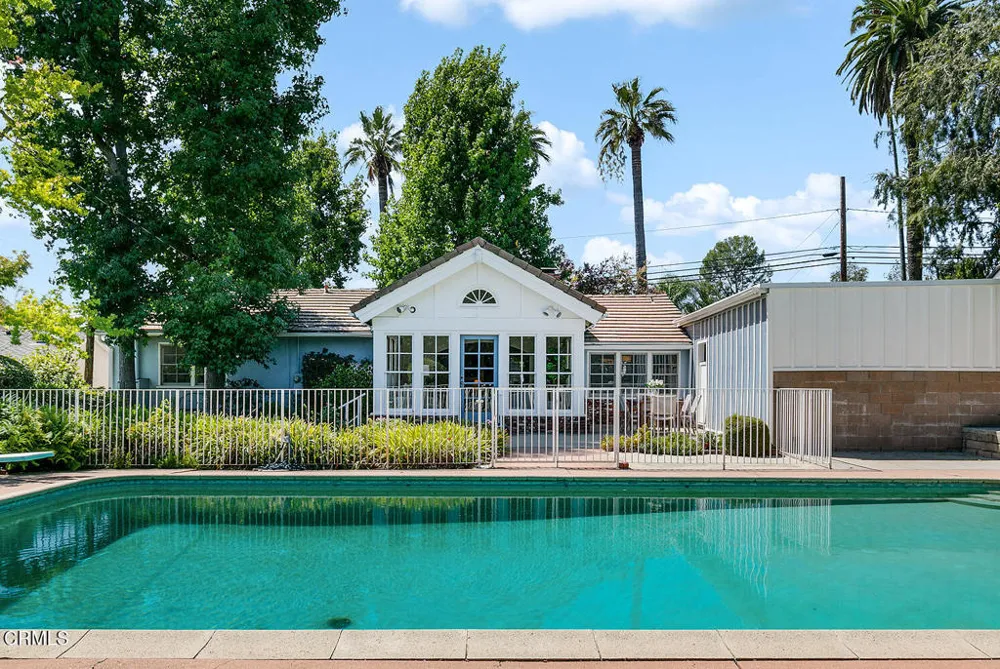 4748 La Canada Boulevard La Canada Flintridge, CA 91011