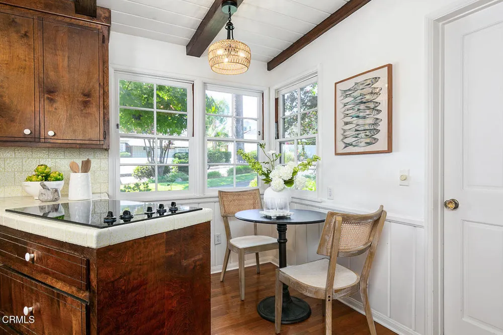 4748 La Canada Boulevard La Canada Flintridge, CA 91011