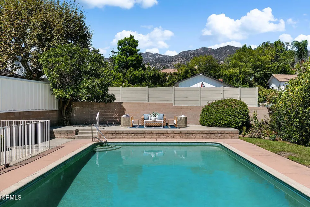 4748 La Canada Boulevard La Canada Flintridge, CA 91011