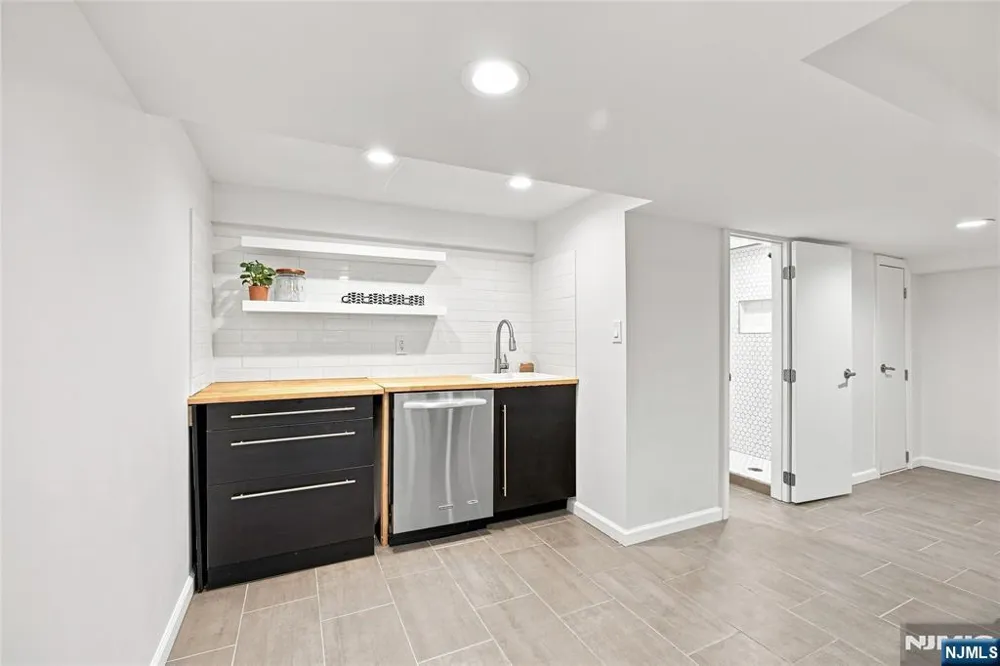 43 Linden Terrace Leonia, NJ 07605