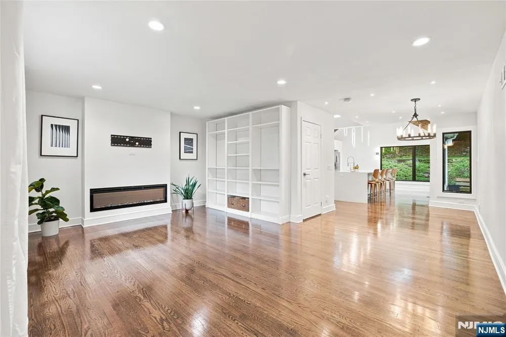 43 Linden Terrace Leonia, NJ 07605