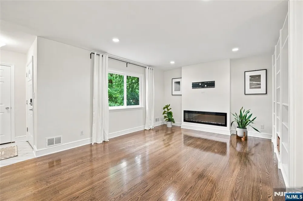 43 Linden Terrace Leonia, NJ 07605