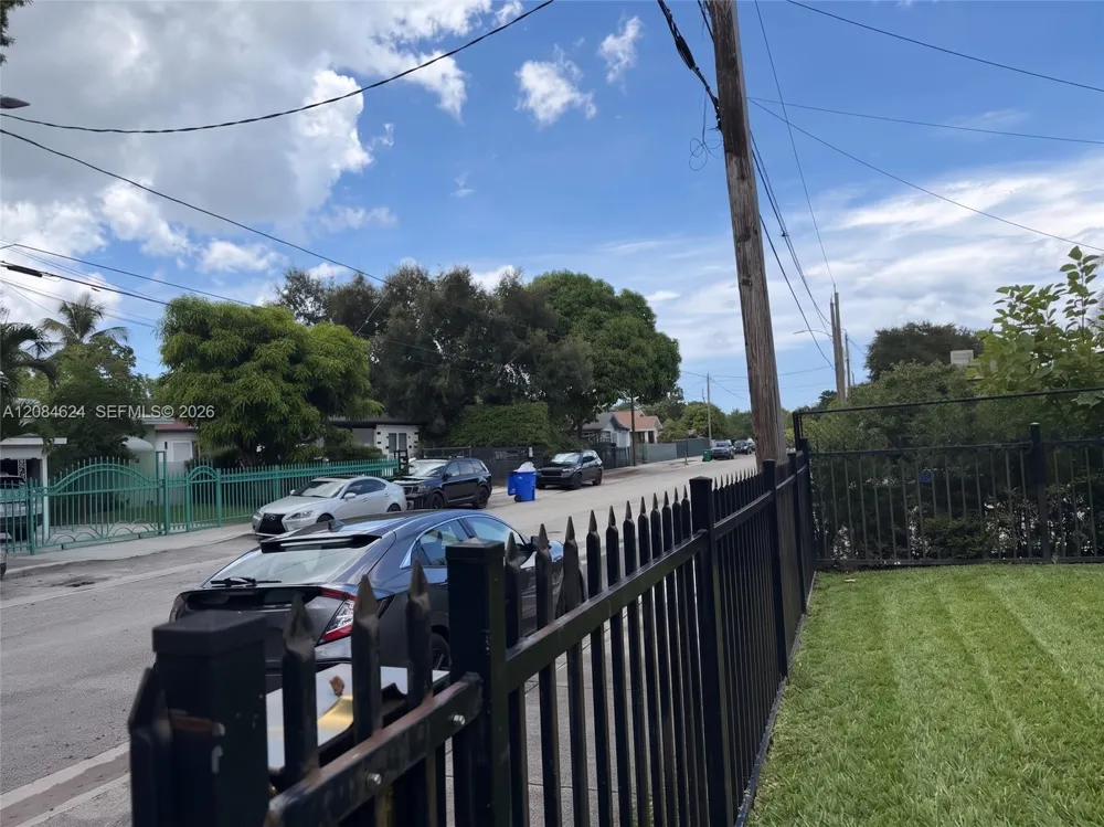 298 NW 48th St Miami, FL 33127