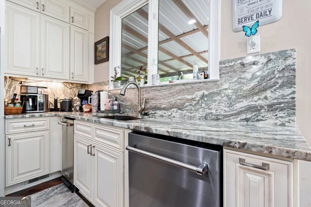 21 Rocky CIR NE White, GA 30184