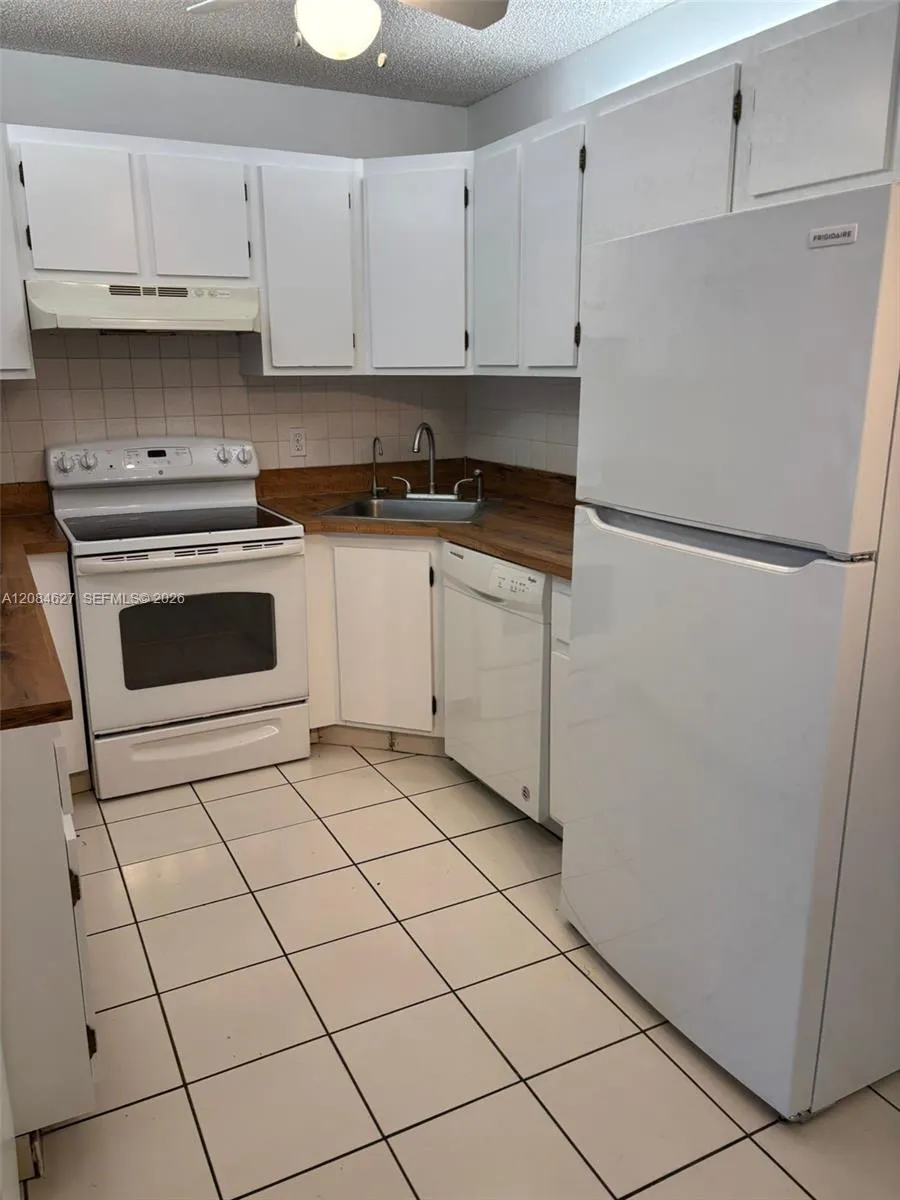718 Sunny Pine Way #H2 Green Acres, FL 33415