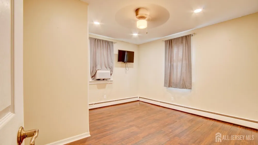 44 Briarwood Avenue Keansburg, NJ 07734
