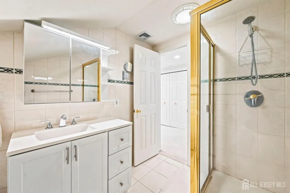 9 Meyer Road Edison, NJ 08817