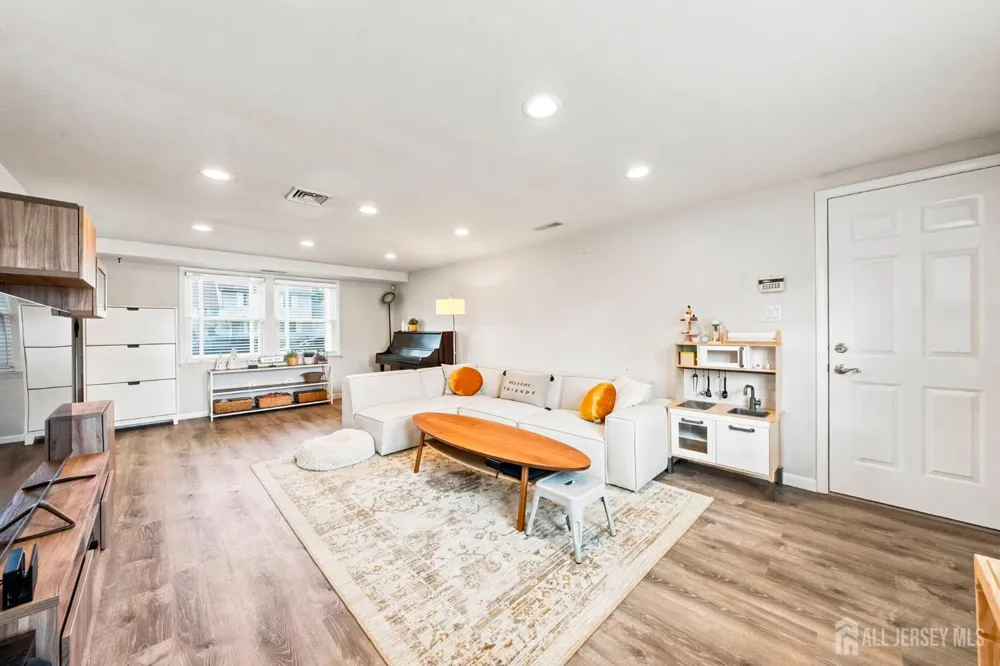 9 Meyer Road Edison, NJ 08817