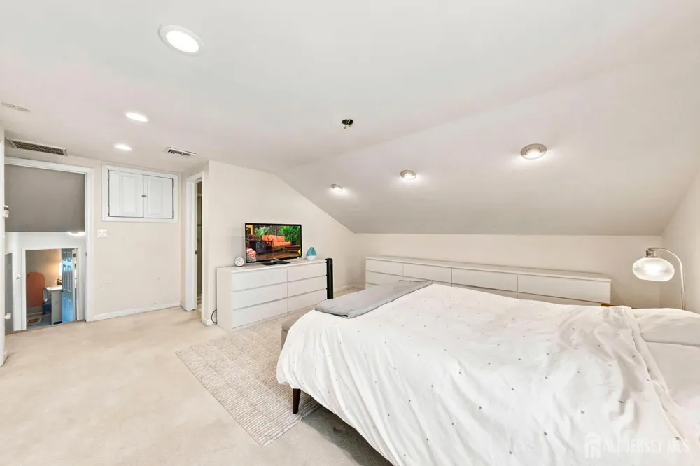 9 Meyer Road Edison, NJ 08817