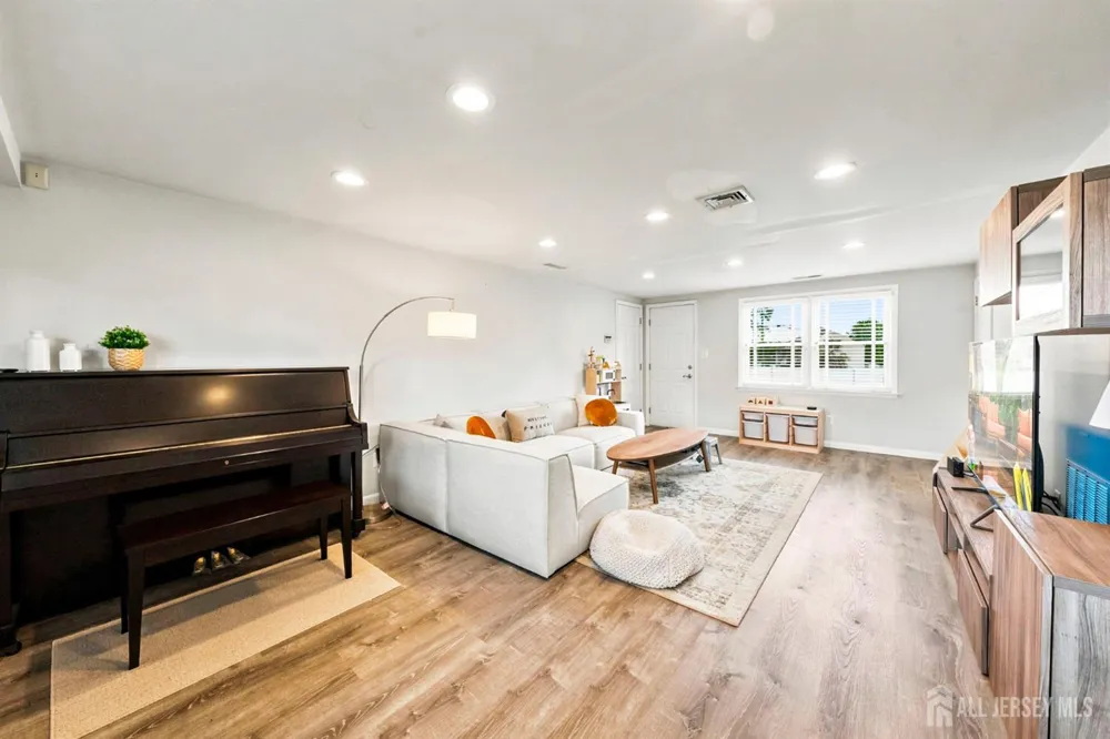 9 Meyer Road Edison, NJ 08817