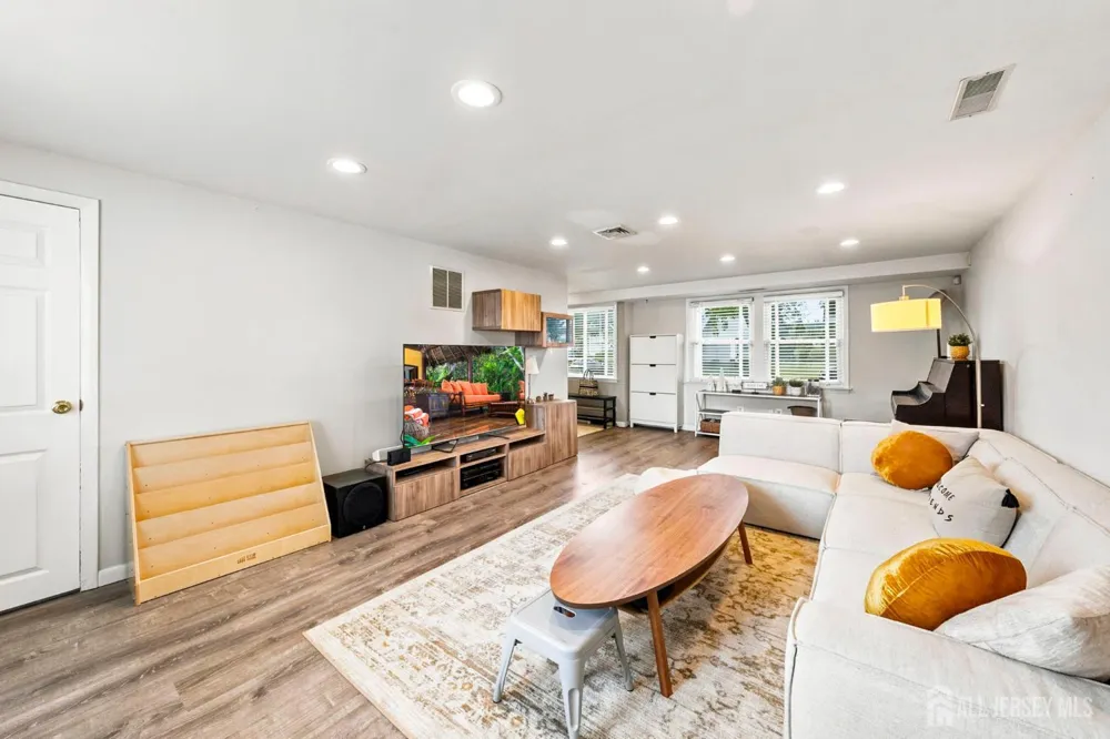 9 Meyer Road Edison, NJ 08817