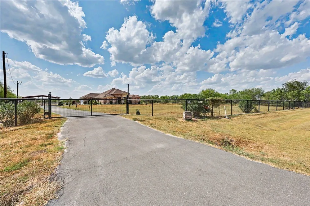 894 County Road 465 Alice, TX 78332