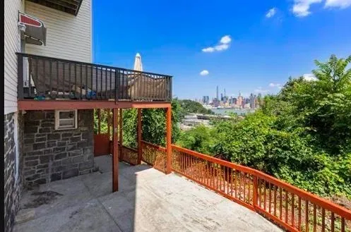 5 OAK ST Weehawken, NJ 07086