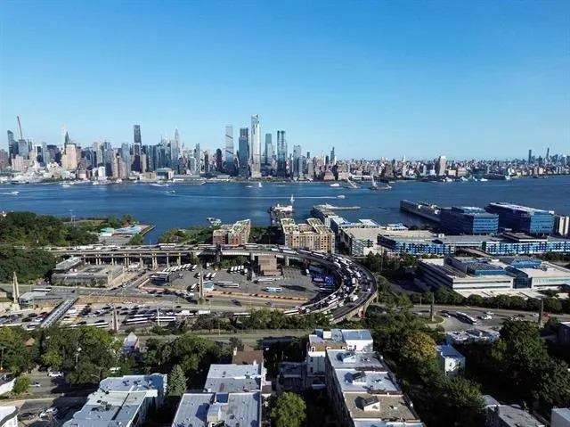 5 OAK ST Weehawken, NJ 07086