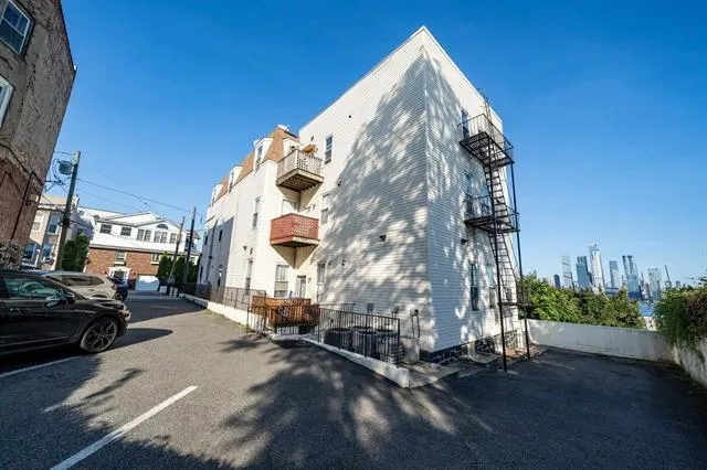 5 OAK ST Weehawken, NJ 07086