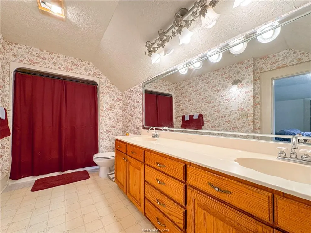 106 S Logan Avenue Bryan, TX 77803