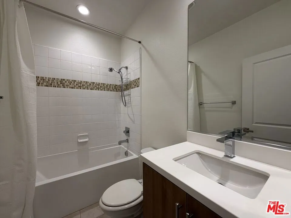627 E Orange Blossom Way Azusa, CA 91702