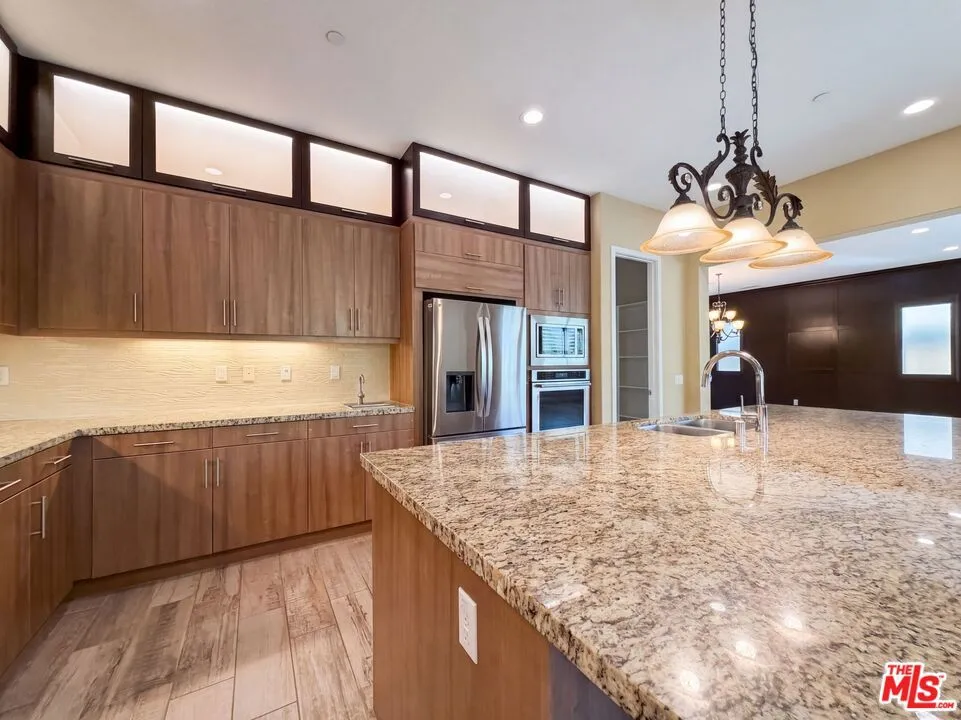 627 E Orange Blossom Way Azusa, CA 91702