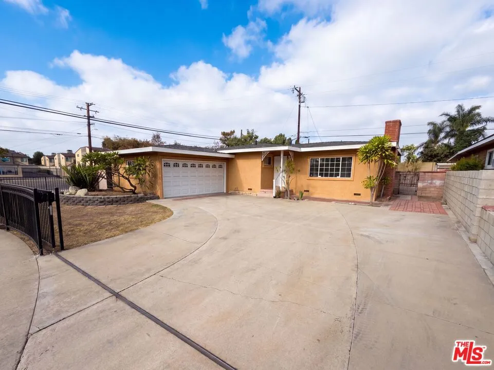 1426 S Rita Way Santa Ana, CA 92704