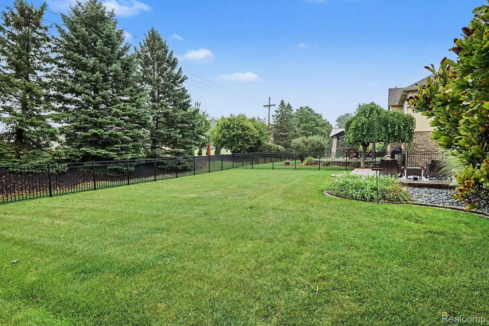 20577 Sherwood Drive Macomb Township, MI 48044