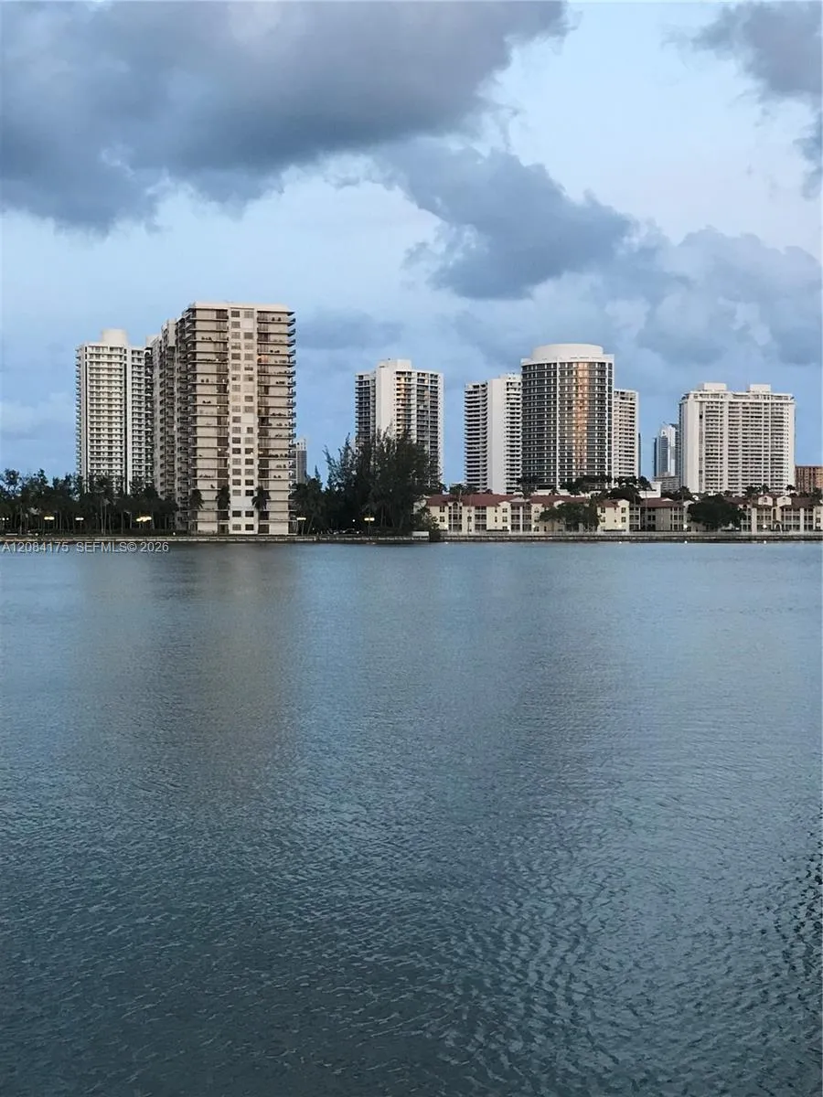 2780 NE 183rd St #303 Aventura, FL 33160