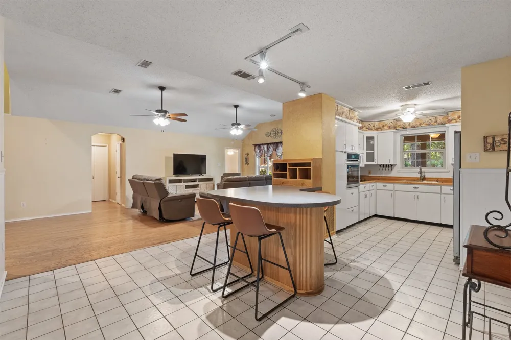 649 Parkridge Boulevard Burleson, TX 76028