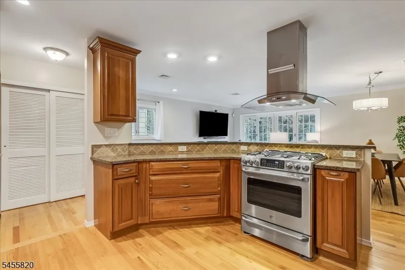 119 Squire Hill Rd Montclair, NJ 07043