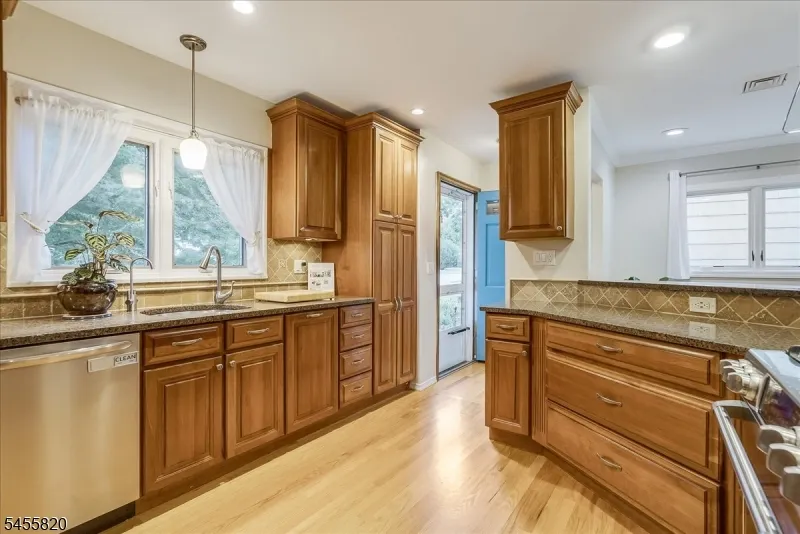 119 Squire Hill Rd Montclair, NJ 07043