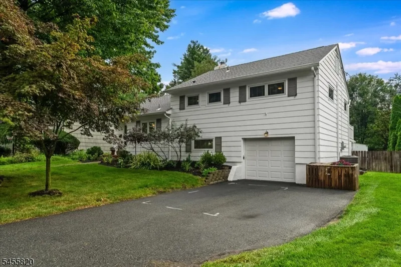 119 Squire Hill Rd Montclair, NJ 07043