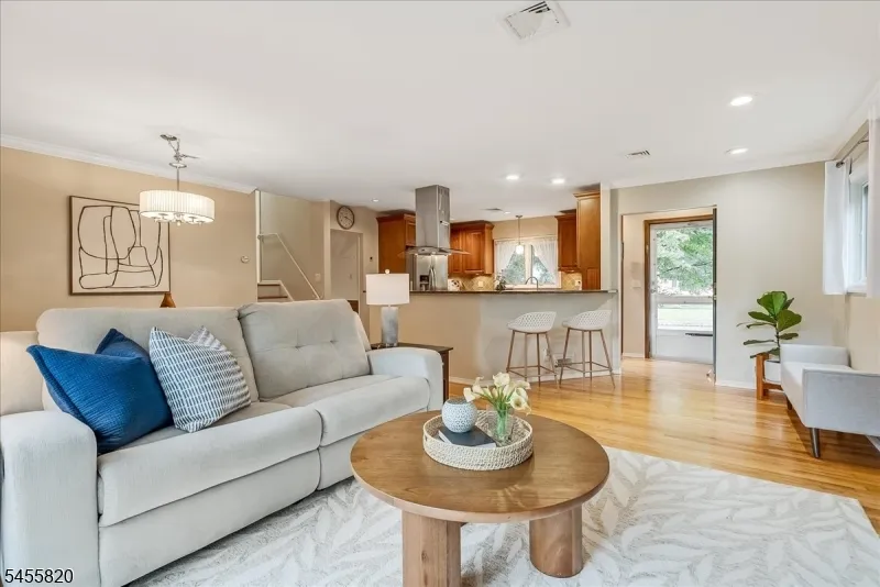 119 Squire Hill Rd Montclair, NJ 07043