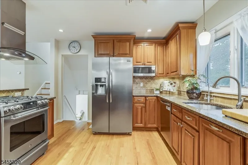119 Squire Hill Rd Montclair, NJ 07043